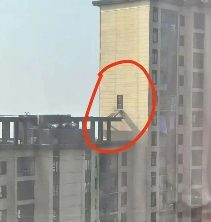 マンション２８階の外壁を破って設置した階段。［写真　ＳＮＳ］