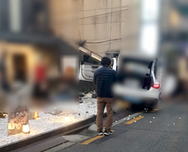 ２１日午後、ソウル江南区新沙洞でベンツの電気自動車が飲食店に突っ込み、４人が負傷する事故が発生した。［ＪＴＢＣ　キャプチャー］