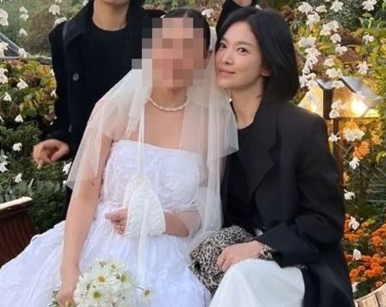 俳優ソン・ヘギョは端正な服装で結婚式に参加した。［インスタグラム　キャプチャー］