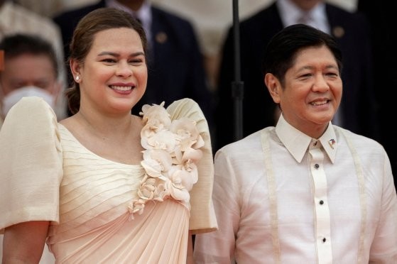 フィリピンのサラ・ドゥテルテ副大統領（左）が２０２２年６月３０日にフィリピンのマニラ国立博物館で開かれた就任式でフェルディナンド・マルコス新大統領とともにポーズを取っている。［写真　ロイター＝聯合ニュース］