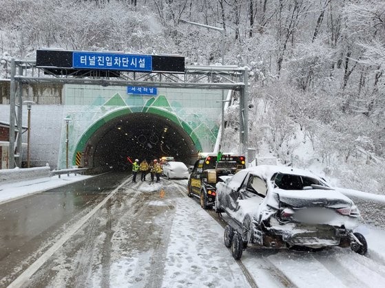 ソウル襄陽高速道路の玉突き事故現場場。［写真　江原（カンウォン）特別自治道消防本部＝聯合ニュース］