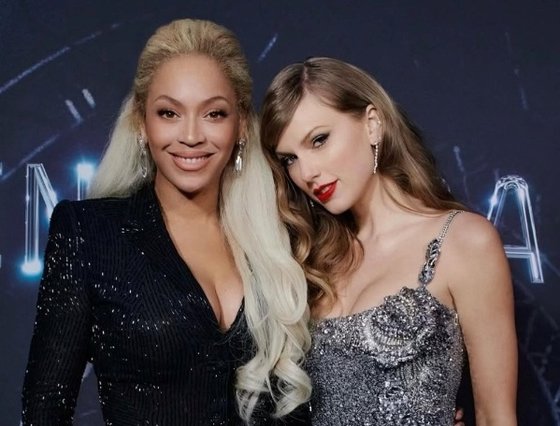 歌手のビヨンセ（左）とテイラー・スウィフト（右）。［テイラー・スウィフト　インスタグラム］