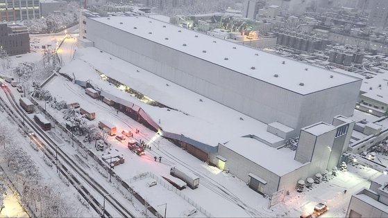 ２日連続の大雪で２８日、各地で被害が続出した。京畿道水原のＳＫマイクロワークス工場内の物流倉庫の天井が崩れた。［写真　京畿道消防災難本部］　