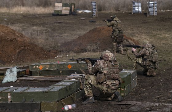  軍事訓練中のウクライナ軍　［ＥＰＡ＝聯合ニュース］