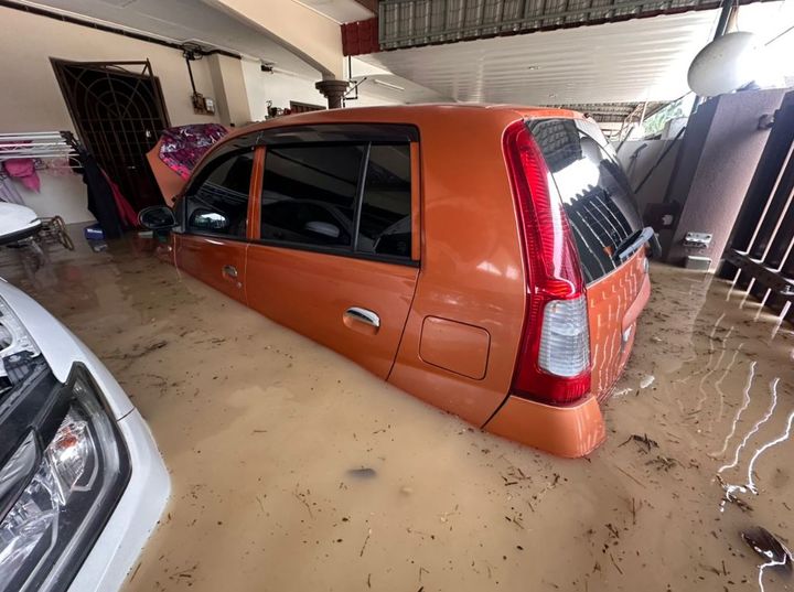 マレーシアで洪水によって浸水した家と車［写真　Ｘ］  ​