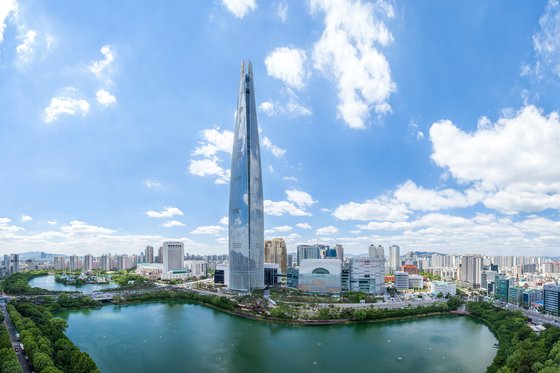 ロッテワールドタワー。［写真　ロッテ物産］