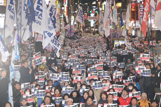 釜山（プサン）地域の市民社会団体が４日、釜山釜山鎮区西面（プサンジング・ソミョン）で非常戒厳事態を引き起こした尹錫悦（ユン・ソクヨル）政権の退陣を求める集会を開いてスローガンを叫んでいる。