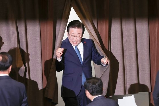 ５日、国会で崔載海（チェ・ジェヘ）監査院長と検事３人の弾劾訴追案表決が進められた。記票所を出る野党「共に民主党」の李在明（イ・ジェミョン）代表。