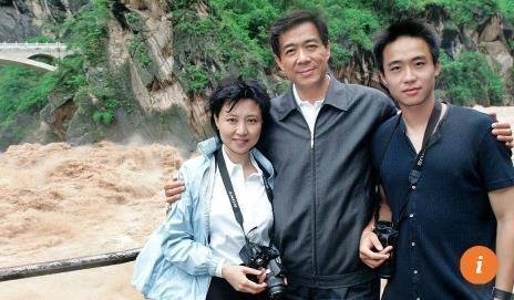 薄熙来元党書記と並ぶ夫人の谷開来氏と息子の薄瓜瓜氏。［ＳＣＭＰ　キャプチャー］