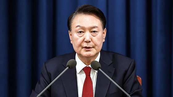 韓国の尹錫悦（ユン・ソクヨル）大統領が３日夜、ソウル竜山（ヨンサン）大統領室庁舎で国民向けの緊急特別談話を発表している。［写真　大統領室］