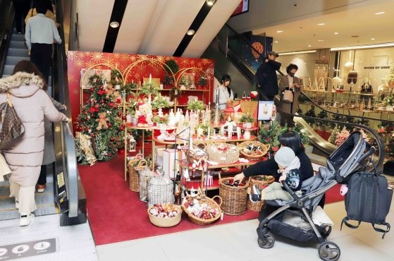 新世界百貨店本店のクリスマスポップアップストアの全景。［写真　新世界百貨店］