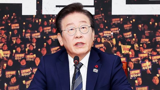 「共に民主党」の李在明代表が７日午前に国会で内外信記者懇談会に参加し記者らの質問に答えている。チョン・ミンギュ記者