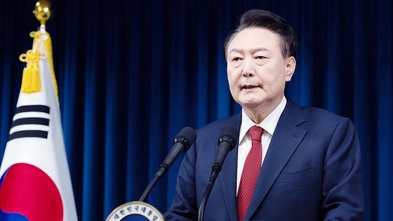 韓国の尹錫悦（ユン・ソクヨル）大統領が７日、ソウル竜山（ヨンサン）大統領室庁舎で国民向けに談話を発表している。［写真　韓国大統領室］