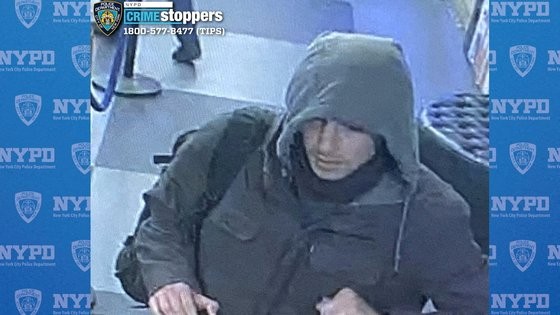 ニューヨークのど真ん中でユナイテッドヘルスグループのＣＥＯを銃撃殺害した犯人の顔が閉回路テレビに映った。［写真　ロイター＝聯合ニュース］