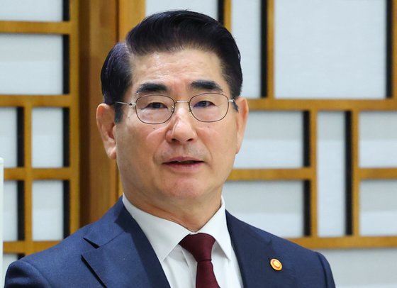 金竜顕前国防部長官。［写真　大統領室通信写真記者団］
