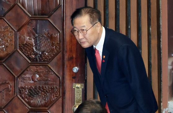 韓国の朴性載（パク・ソンジェ）法務部長官が１０日午後、国会本会議場で自身の弾劾訴追案報告が終わった後、退場している。キム・ソンリョン記者