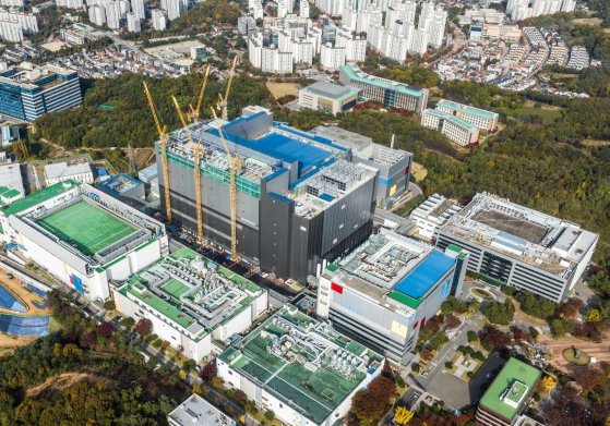 サムスン電子が未来半導体技術先取りに向け器興キャンパスで建設中の次世代半導体研究開発団地「Ｎｅｗ　Ｒｅｓｅａｒｃｈ＆Ｄｅｖｅｌｏｐｍｅｎｔ－Ｋ」（ＮＲＤ－Ｋ）。２０３０年までに総額２０兆ウォンが投資される。［写真　サムスン電子］