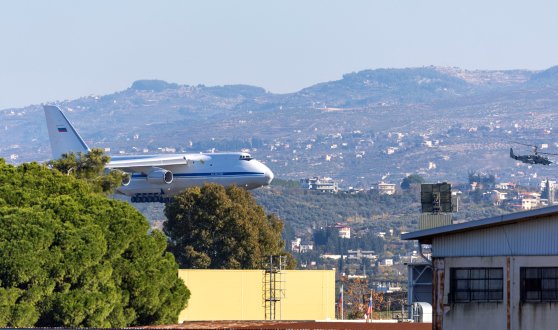 シリア・フメイミム空軍基地に着陸するロシア軍用航空機［写真　ロイター＝聯合ニュース］