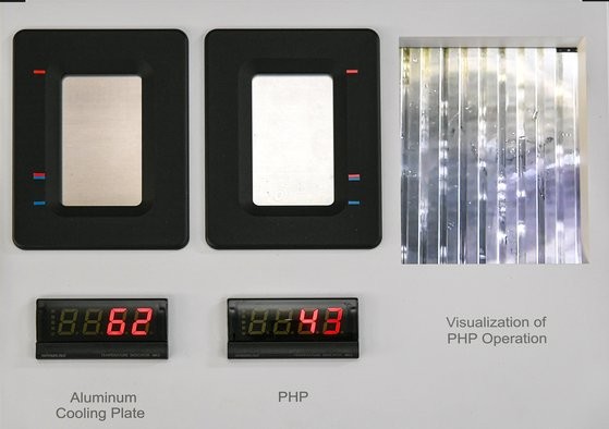 現代モービスが開発した「バッテリーセル冷却用振動型ヒートパイプ」と一般アルミニウム製クーリングプレートの熱放出性能比較実験。２０度近い温度差を見せる。［写真　現代モービス］