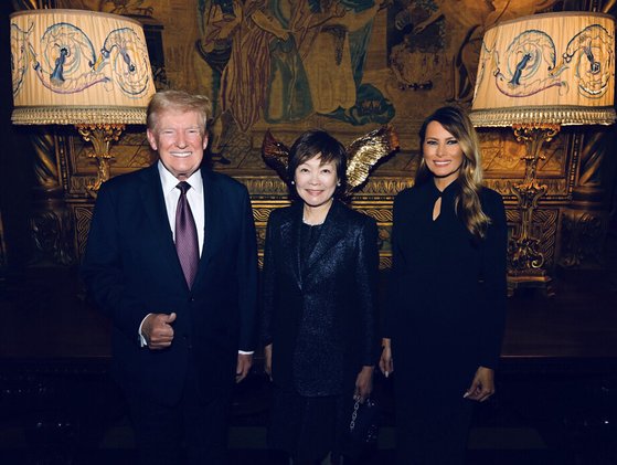 メラニア夫人はＸ（旧ツイッター）にトランプ氏と昭恵夫人とともに撮った写真を投稿し、「昭恵夫人をマー・ア・ラゴに再び迎えることができて光栄だった。私たちは彼女の亡き夫である安倍元首相を追悼して彼の素晴らしい遺産を称えた」と記した。［写真　メラニア夫人　Ｘ］