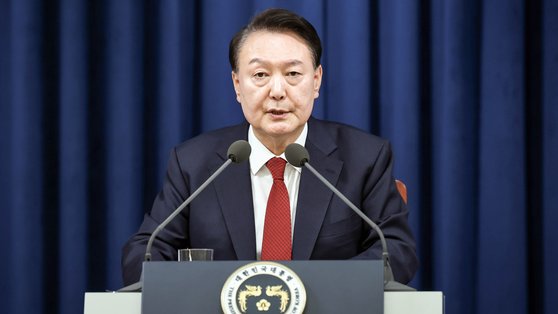 韓国の尹錫悦（ユン・ソクヨル）大統領が３日夜、ソウル竜山（ヨンサン）大統領室庁舎で緊急の国民向け特別談話を通じて非常戒厳令を宣言している。［写真　韓国大統領室］