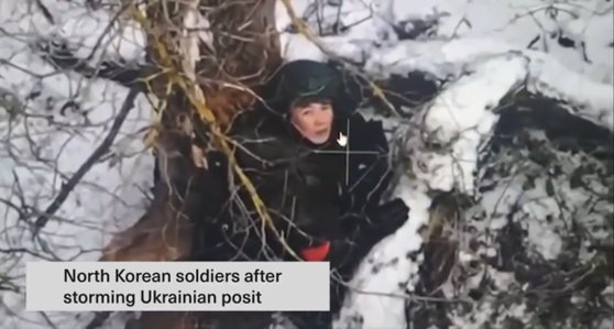   ウクライナ軍が公開したドローンの映像に捉えられた北朝鮮兵士。［Ｘ　キャプチャー］