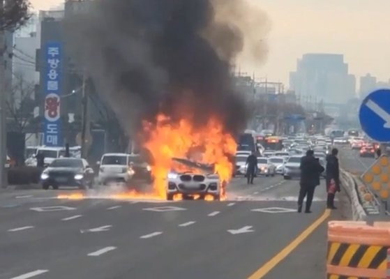盆唐（プンダン）大旺板橋路（テワンパンギョロ）で信号待ちをしている途中だったＢＭＷから火災が発生した。［写真　聯合ニュース］