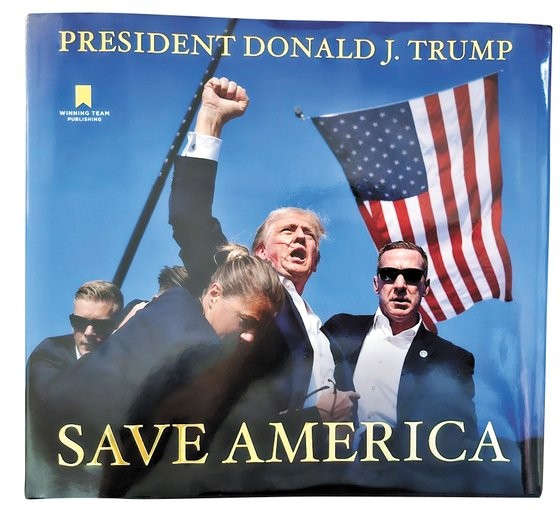 トランプ氏が９月３日（現地時間）に出した写真集『セーブ・アメリカ（Ｓａｖｅ　Ａｍｅｒｉｃａ）』の表紙　ワシントン＝キム・ヒョング特派員