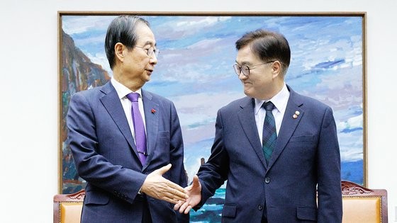 韓国の韓悳洙（ハン・ドクス）大統領権限代行が１５日、国会で禹元植（ウ・ウォンシク）国会議長を表敬訪問している。キム・ヒョンドン記者