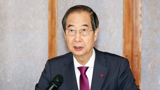 韓国の韓悳洙（ハン・ドクス）大統領権限代行が２０日、ソウル鍾路区三清洞（チョンノグ・サムチョンドン）首相公館で開かれた高位党政協議会で発言している。［写真　大統領室写真記者団］