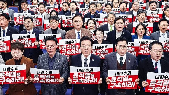 「共に民主党」李在明代表と議員らが２４日に国会で開かれた議員総会に参加し拒否権行使を示唆した韓悳洙大統領代行を糾弾している。キム・ソンリョン記者