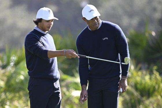 ＰＮＣチャンピオンシップにチームを組んで参加したタイガー・ウッズと息子チャーリーさん。［写真　ＡＰ＝聯合ニュース］