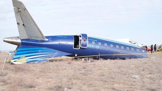 墜落したアゼルバイジャン航空旅客機の残骸。［写真　ＡＰ＝聯合ニュース］