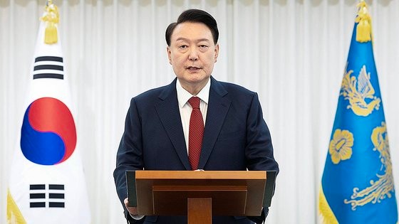 １４日、弾劾訴追案が可決された後、尹錫悦（ユン・ソクヨル）大統領が官邸で国民向け談話を発表している。　［写真　大統領室］