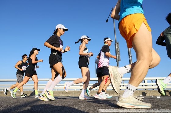 今年開かれたＪＴＢＣソウルマラソンは例年より２０～３０代の参加者が多かった。ランナーが麻浦（マポ）大橋の上を走っている。キム・ヒョンドン記者