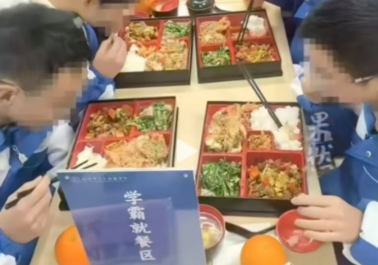 成績が良くて高級弁当を食べる中国の生徒たち［写真　ＳＮＳ］  ​