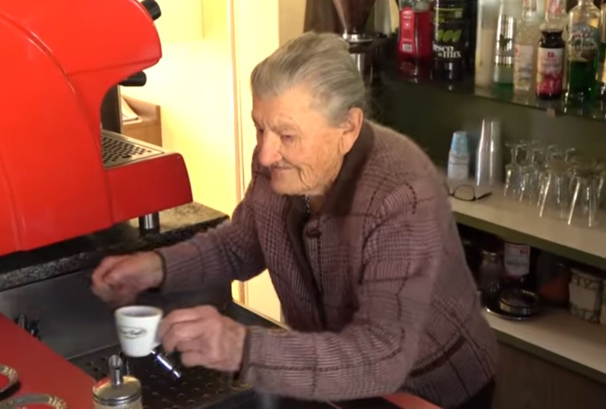 イタリア最高齢の１００歳のバリスタ、アンナ・ポッシさん。［ユーチューブ　キャプチャー］