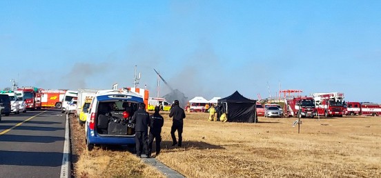 ２９日、全羅南道務安国際空港で１８１人を乗せた旅客機が着陸に失敗した中で救急車が負傷者を搬送するため事故現場へ向かっている。［写真　全羅北道消防本部］