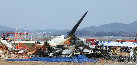 ２９日午前、全羅南道（チョルラナムド）の務安（ムアン）国際空港で、タイ・バンコク発チェジュ航空旅客機が着陸途中に空港垣根の外壁と衝突して爆発した。事故旅客機には乗員乗客１８１人が搭乗していたが、救出できたのは２人だけだった。救急隊員が現場収拾作業を行っている。キム・ギョンロク記者