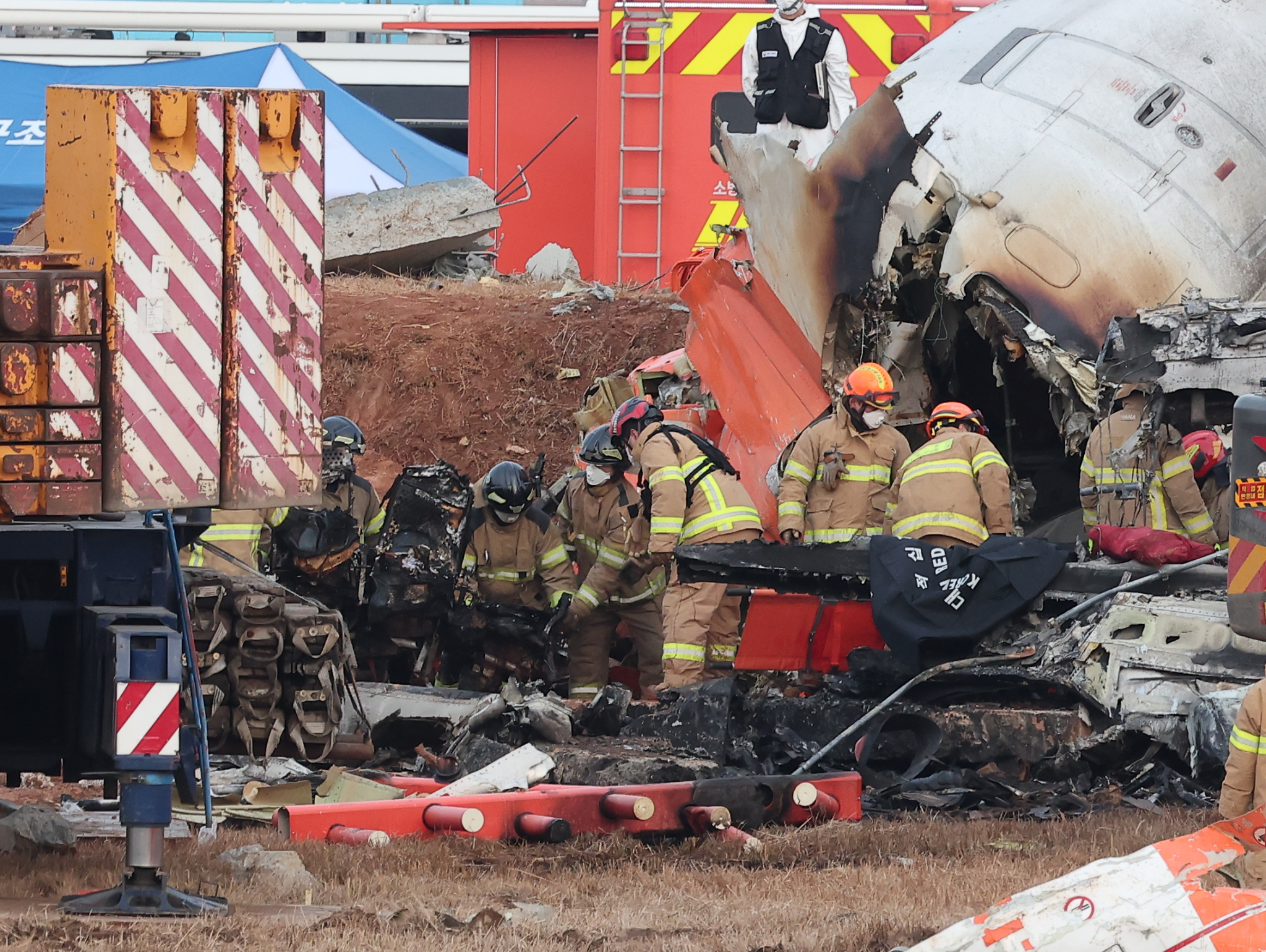 旅客機墜落事故の収拾作業にあたる消防隊員［写真　ニュース１］