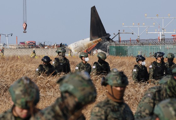 乗客と乗務員など１８１人が搭乗したタイ・バンコク発の済州航空旅客機が２９日午前、全羅南道務安国際空港に着陸していたところ、滑走路を離脱して空港の外壁に衝突する事故が発生した。軍将兵たちが事故現場で行方不明になった乗客を捜索している。キム・ギョンロク記者