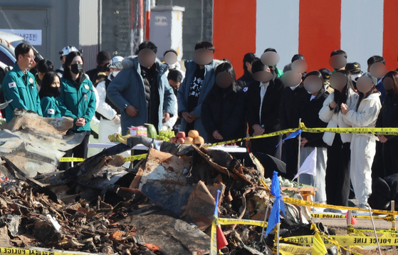 チェジュ旅客機事故現場を訪れた遺族が追悼祭を行っている。［写真　ニューシス］