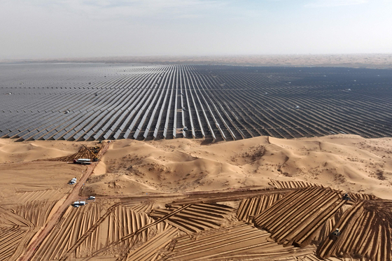  太陽光施設設置工事が進行中の中国北部砂漠地帯　［ＡＦＰ＝聯合ニュース］