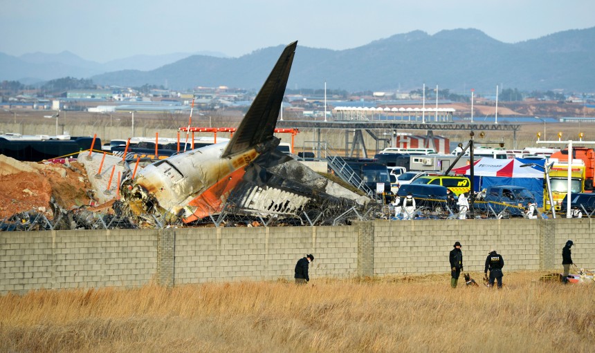 韓国務安（ムアン）国際空港事故現場で３０日午後、警察と消防、国立科学捜査研究院の関係者が合同で現場鑑識を実施している。［中央日報］