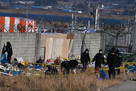 遺留品の捜索作業を行っている事故現場［写真　ニューシス］