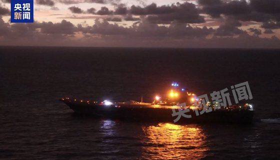台湾周辺海域で実戦封鎖演習中に中国空母から戦闘機が離陸する場面［ＣＣＴＶ　キャプチャー］