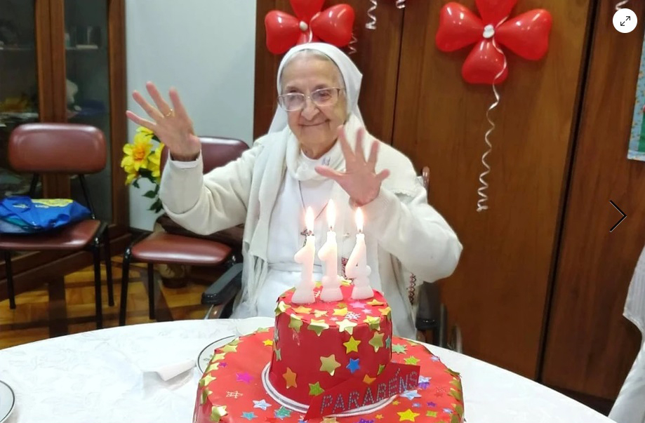 ２０２２年のイナ・カナバッロ修道女の１１４回目の誕生日パーティーの様子。［写真　ブラジルのテレサ修女会公式サイト］