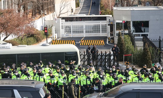 韓国高位公職者犯罪捜査処（公捜処）が３日、尹錫悦（ユン・ソクヨル）大統領の逮捕令状執行を試みる中で、ソウル竜山区（ヨンサング）官邸付近に警護処職員が警戒勤務にあたっている。チェ・ギウン記者