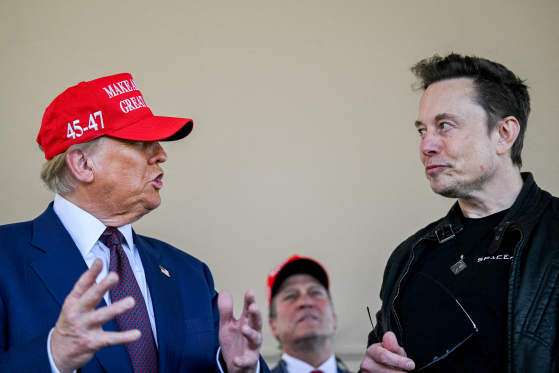   トランプ次期米大統領とイーロン・マスク氏（右）［写真　ロイター＝聯合ニュース］