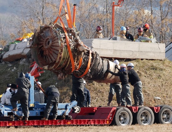 ​クレーンで運ばれているチェジュ航空事故機のエンジン［写真　聯合ニュース］